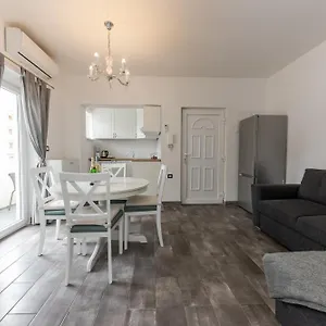 House Niko M With 6 Appartement
